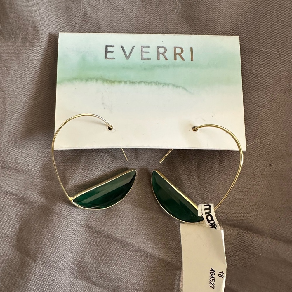 Everri hand cut green glass earrings new nwt